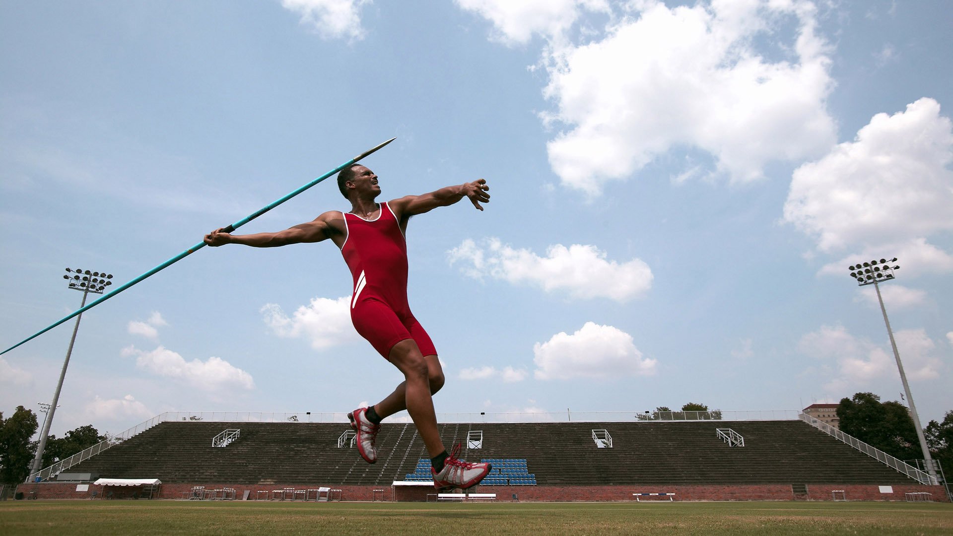 体育场馆篮球租赁平台上线便利市民参与夜间训练，篮球场出租收费标准