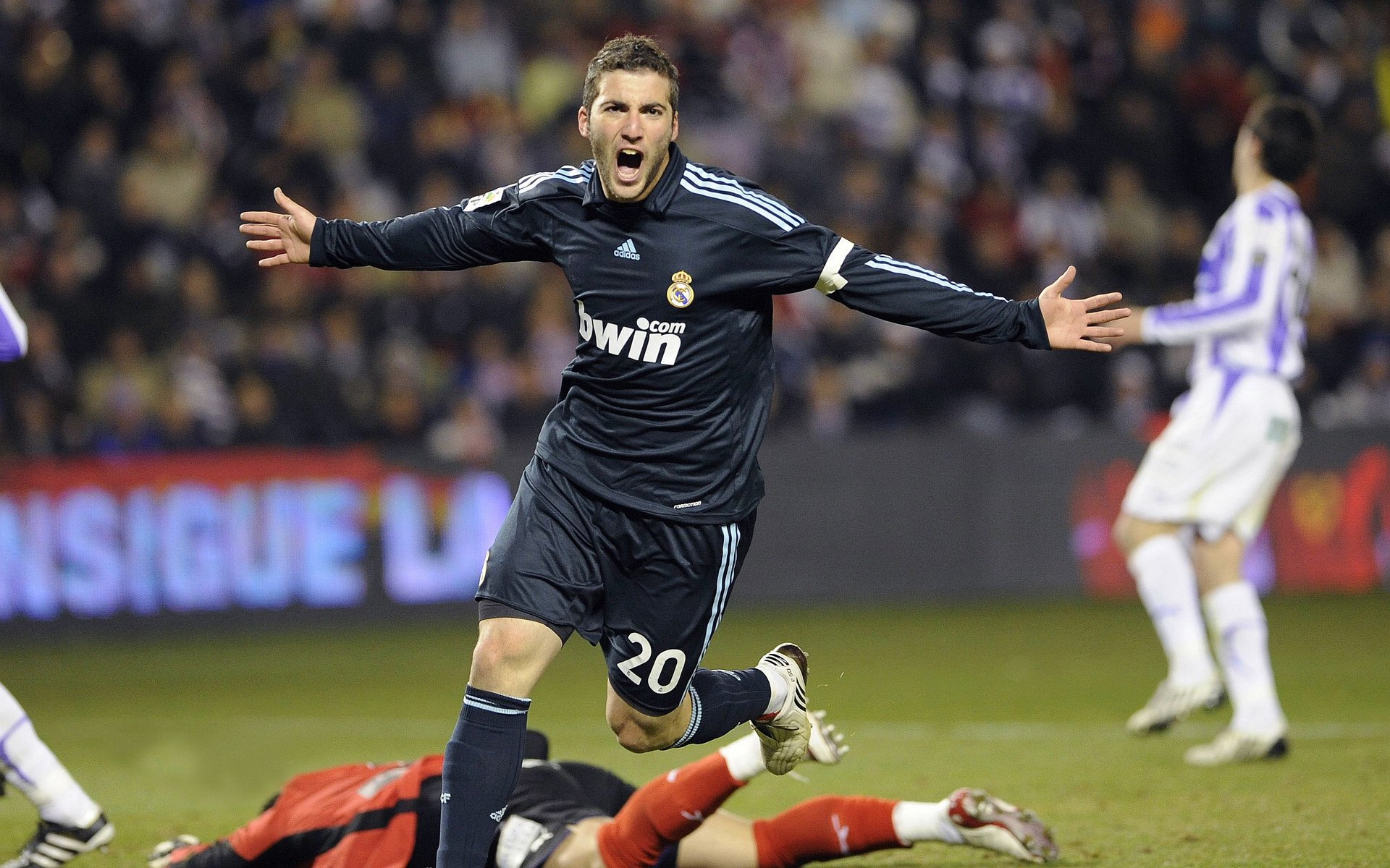 多米尼加足球队积极准备国际比赛，多米尼加足球明星